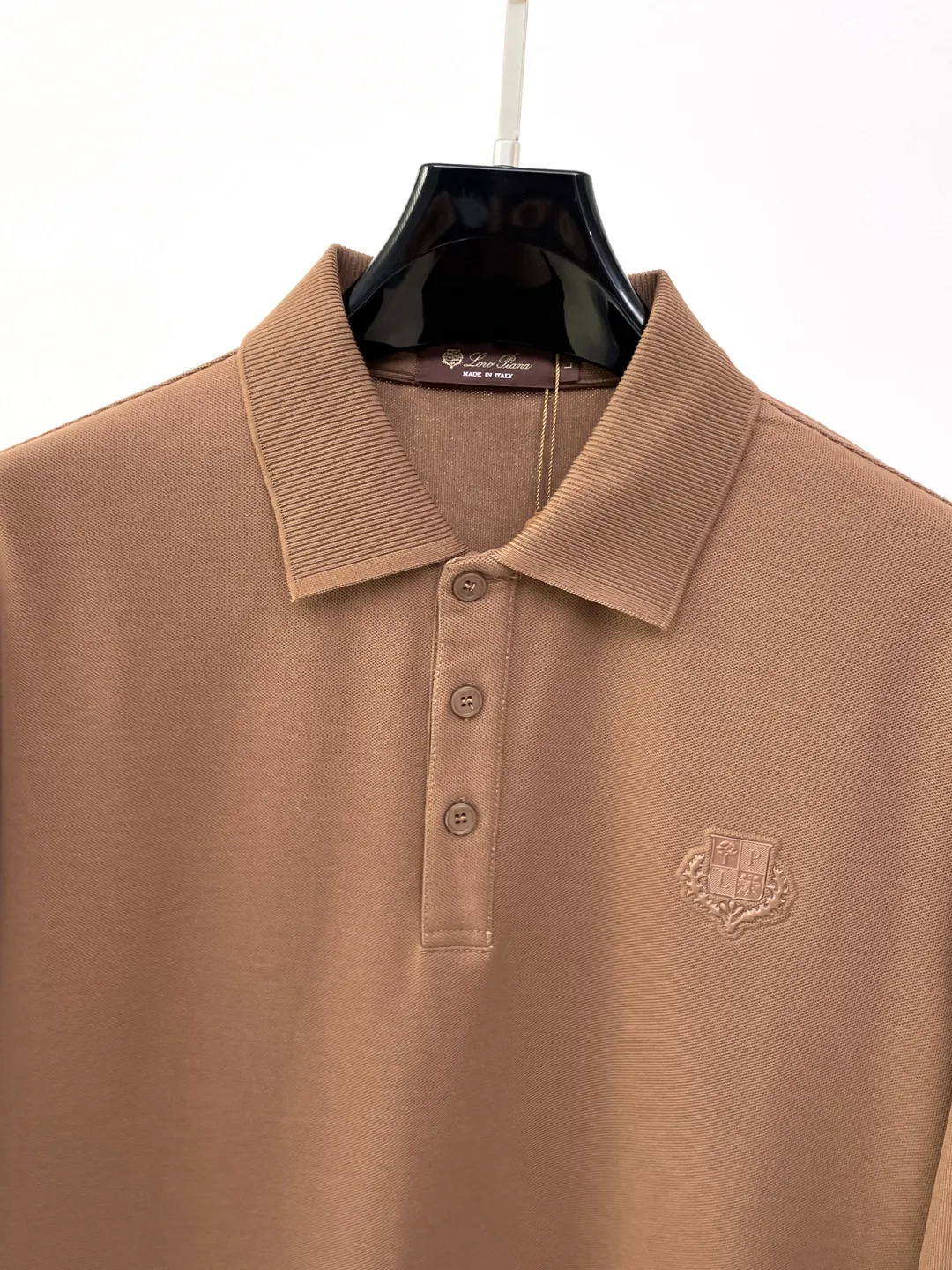 LP New Arrival long-sleeved Polo shirt, original fabric, official Same Style, made of pure cotton pique fabric, custom-made in the same vat, feels very comfortable and smooth, very wide and stylish, produced by factory for first-line brands, imported Behringer embroidery machine, embroidery is full and textured, collar and collar ribs are woven with imported yarn, does not deform after long-term wear, the most New Arrival style in autumn and winter, fashionable and individual Super Versatile and good-looking. It is very suitable for both men and women. It is a must-have for everyone. Size: M-XXXL